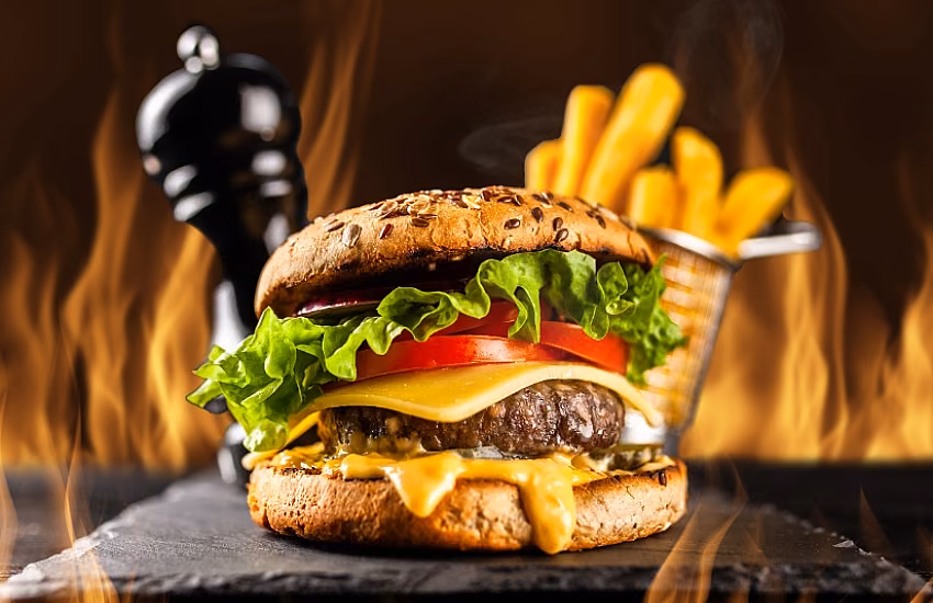Opiekacze i grille kontaktowe – jak usprawnić pracę w kuchni fast food?"