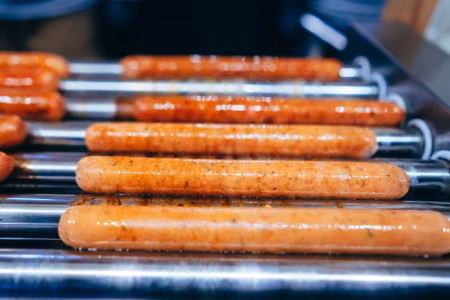 Podgrzewacze rolkowe – must-have w każdym punkcie sprzedaży hot dogów