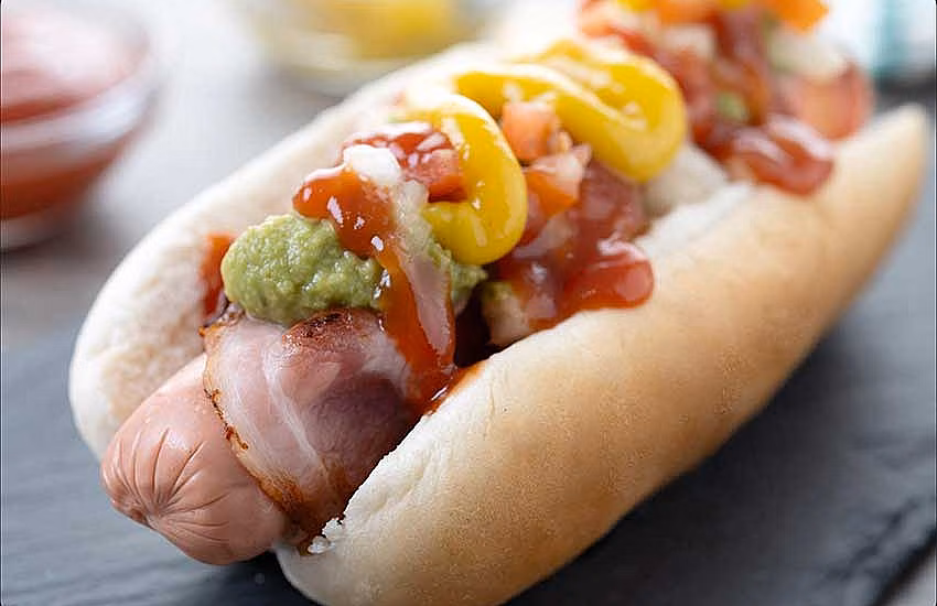 Najbardziej nietypowe hot dogi świata - kulinarna podróż przez najdziwniejsze odmiany kultowej kanapki