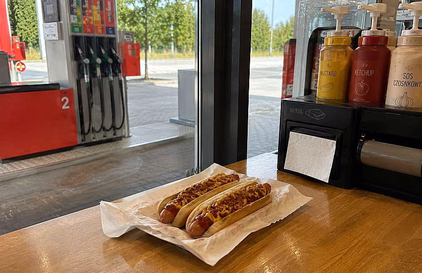 Stacja paliw jako punkt gastronomiczny – jak zmieniają się oczekiwania kierowców