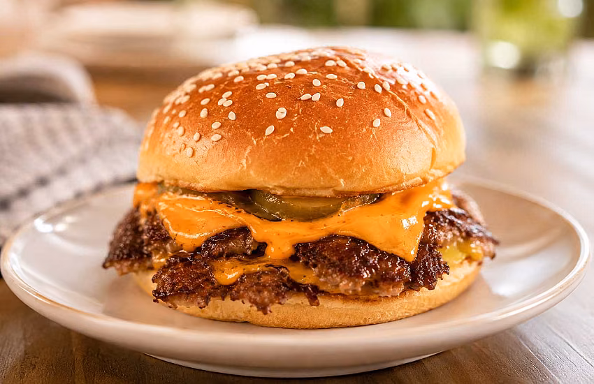 Fenomen smash burgera – dlaczego cienki, przypieczony burger podbił świat